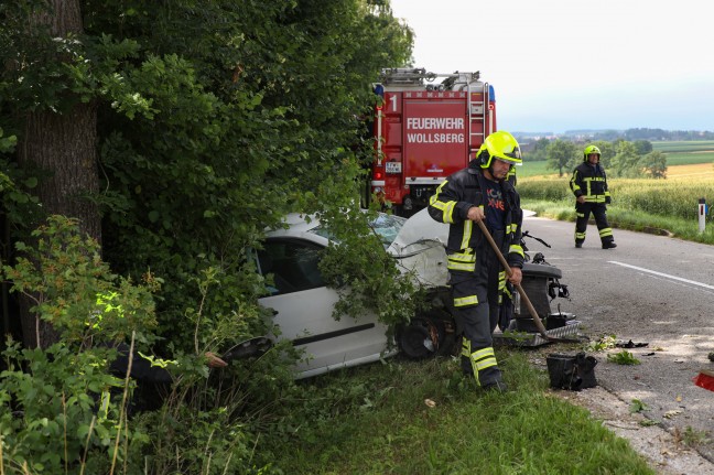 Auto bei Verkehrsunfall in Steinerkirchen an der Traun mit Baum kollidiert