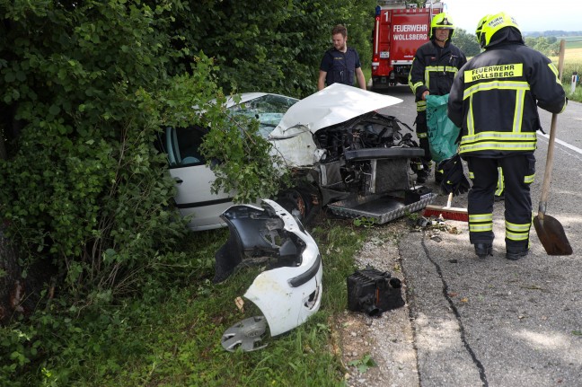 Auto bei Verkehrsunfall in Steinerkirchen an der Traun mit Baum kollidiert