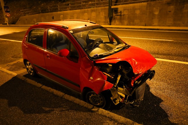 Schwerer Verkehrsunfall auf Salzkammergutstrae am Portal des Geiwandtunnels in Traunkirchen