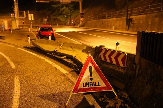 Schwerer Verkehrsunfall auf Salzkammergutstraße am Portal des Geißwandtunnels in Traunkirchen