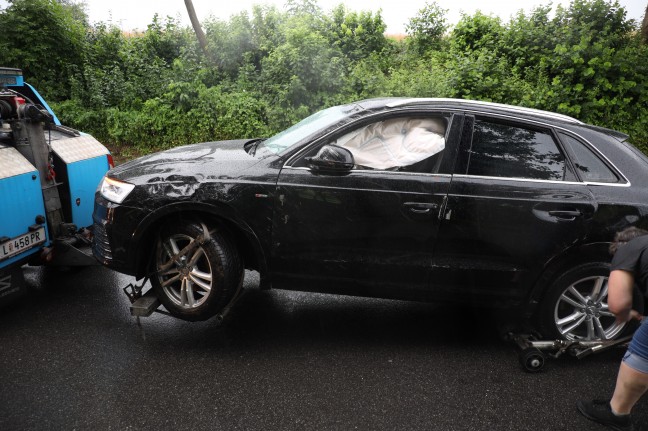 Auto bei Verkehrsunfall in Leonding umgestürzt