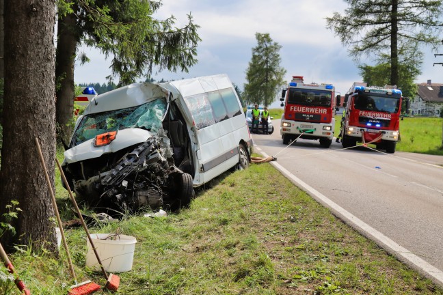 Lenkerin bei Verkehrsunfall in Hellmonsödt in Schulbus eingeklemmt und schwer verletzt