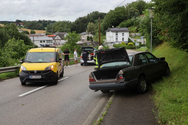 Autolenker in Sipbachzell mit Fahrzeug in Leitschiene gekracht