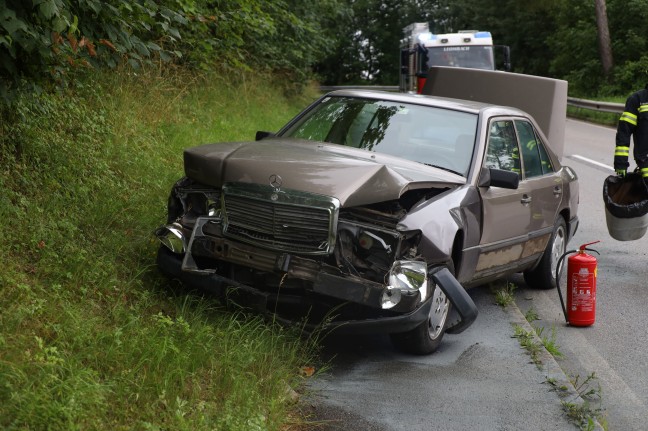 Autolenker in Sipbachzell mit Fahrzeug in Leitschiene gekracht