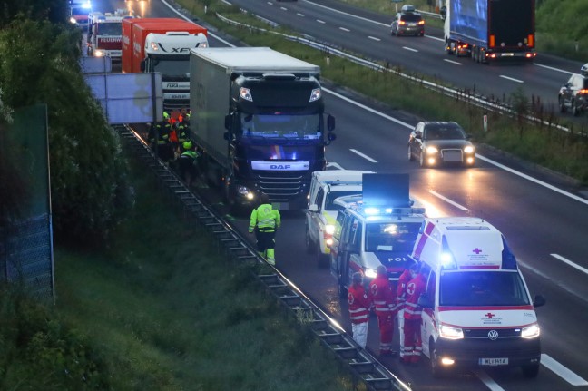 Auto kracht auf Welser Autobahn bei Marchtrenk in LKW-Heck