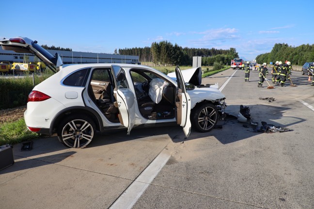 Auto kollidiert auf Westautobahn bei Allhaming mit Fernlinienbus