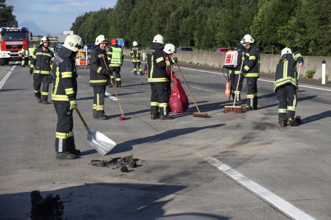 Auto kollidiert auf Westautobahn bei Allhaming mit Fernlinienbus