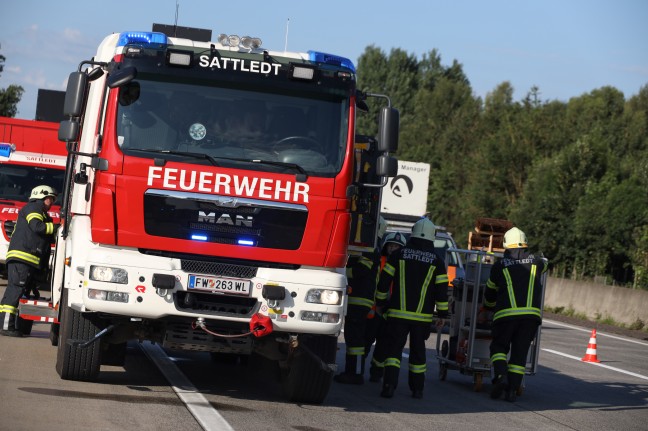 Auto kollidiert auf Westautobahn bei Allhaming mit Fernlinienbus