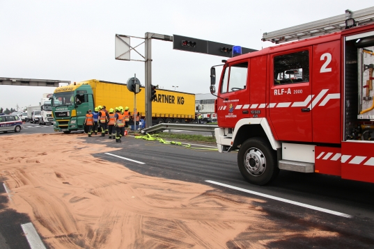 LKW rammt Fahrbahnteiler - Hunderte Liter Diesel ausgelaufen