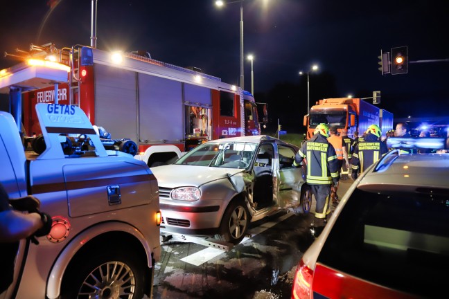 Lenker bei Verkehrsunfall in Mauthausen in PKW eingeklemmt