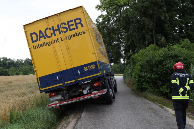 Feuerwehr mit Kranfahrzeug bei LKW-Bergung in Wels-Schafwiesen im Einsatz