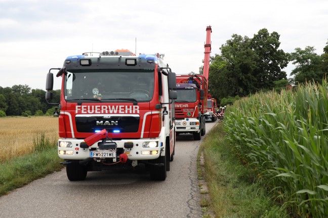 Feuerwehr mit Kranfahrzeug bei LKW-Bergung in Wels-Schafwiesen im Einsatz