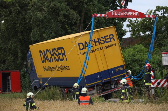 Feuerwehr mit Kranfahrzeug bei LKW-Bergung in Wels-Schafwiesen im Einsatz