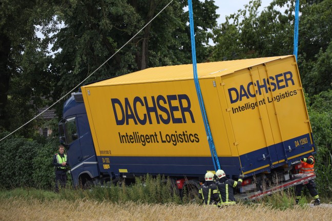 Feuerwehr mit Kranfahrzeug bei LKW-Bergung in Wels-Schafwiesen im Einsatz