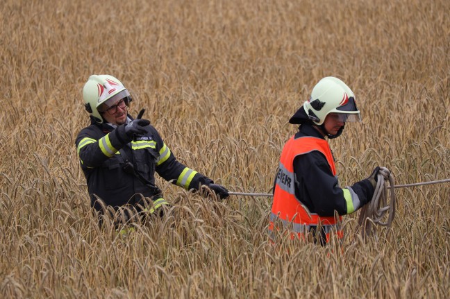 Feuerwehr mit Kranfahrzeug bei LKW-Bergung in Wels-Schafwiesen im Einsatz