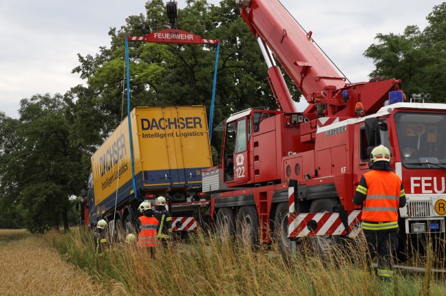 Feuerwehr mit Kranfahrzeug bei LKW-Bergung in Wels-Schafwiesen im Einsatz