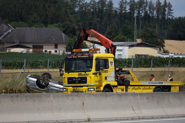 Autoüberschlag auf Westautobahn bei Sattledt endet glimpflich