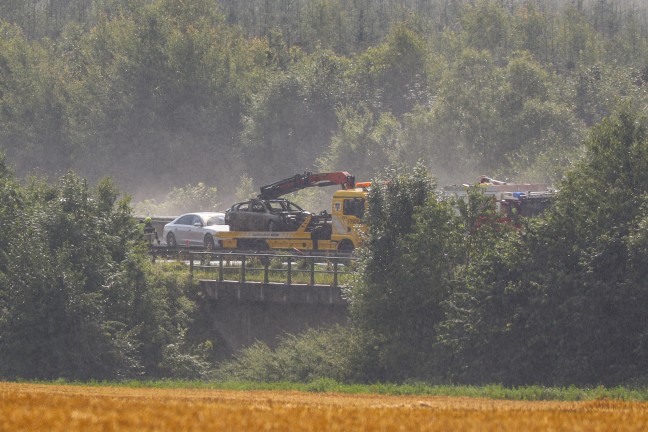 Auto auf Westautobahn bei Eggendorf im Traunkreis ausgebrannt