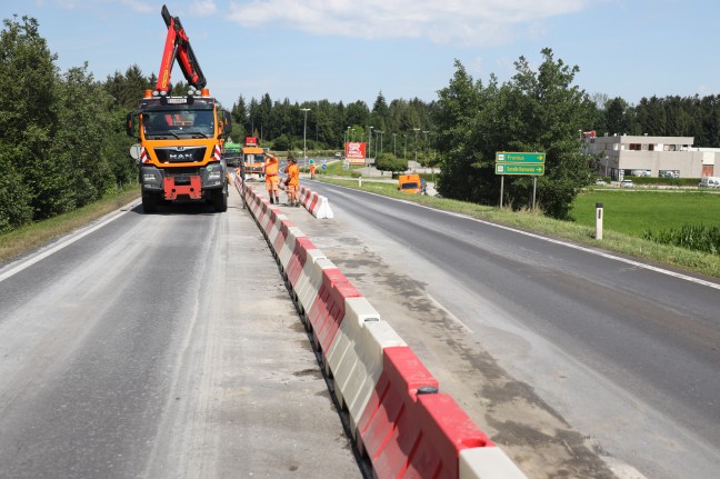 Verkehrsinsel auf Pyhrnpass Straße bei Sattledt von Kleintransporter gerammt