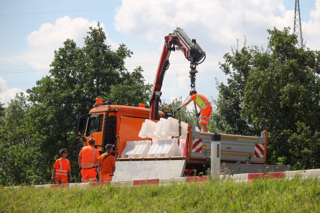 Verkehrsinsel auf Pyhrnpass Strae bei Sattledt von Kleintransporter gerammt