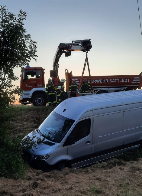 Verkehrsinsel auf Pyhrnpass Strae bei Sattledt von Kleintransporter gerammt