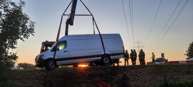 Verkehrsinsel auf Pyhrnpass Straße bei Sattledt von Kleintransporter gerammt