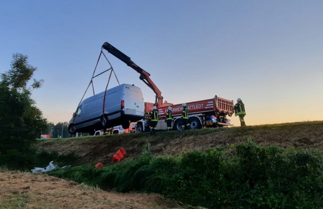 Verkehrsinsel auf Pyhrnpass Strae bei Sattledt von Kleintransporter gerammt