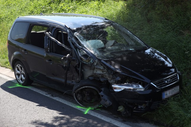 Kollision zwischen LKW und PKW auf Innviertler Strae bei Krenglbach