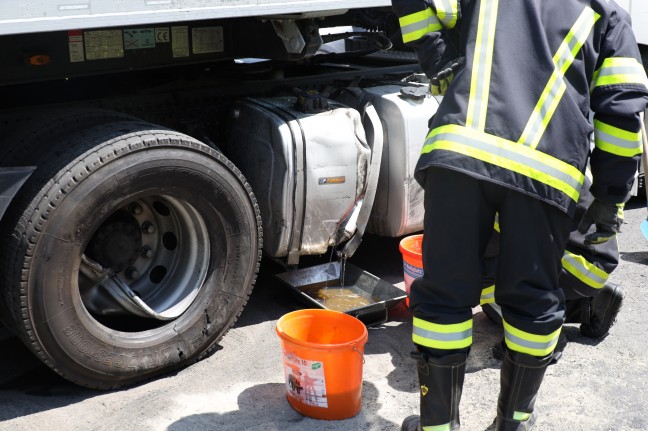 Kollision zwischen LKW und PKW auf Innviertler Straße bei Krenglbach