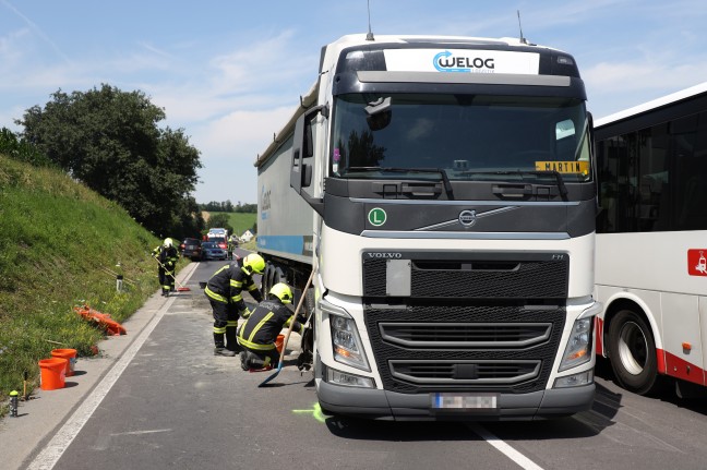 Kollision zwischen LKW und PKW auf Innviertler Strae bei Krenglbach