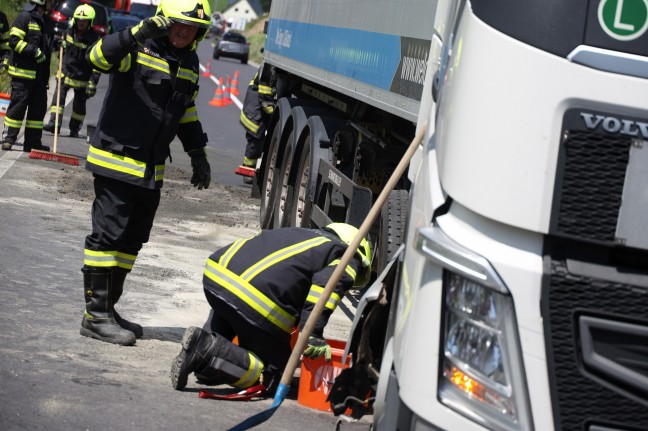 Kollision zwischen LKW und PKW auf Innviertler Strae bei Krenglbach