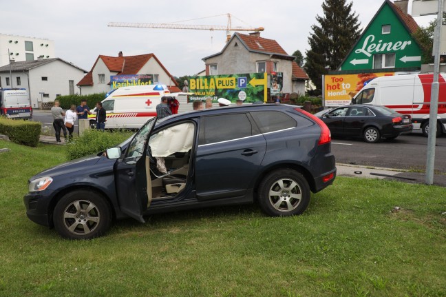 Heftiger Kreuzungscrash zwischen zwei Autos in Wels-Pernau