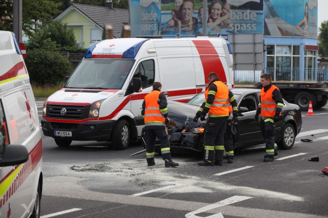 Heftiger Kreuzungscrash zwischen zwei Autos in Wels-Pernau