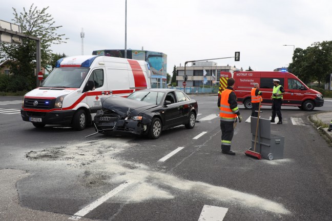 Heftiger Kreuzungscrash zwischen zwei Autos in Wels-Pernau