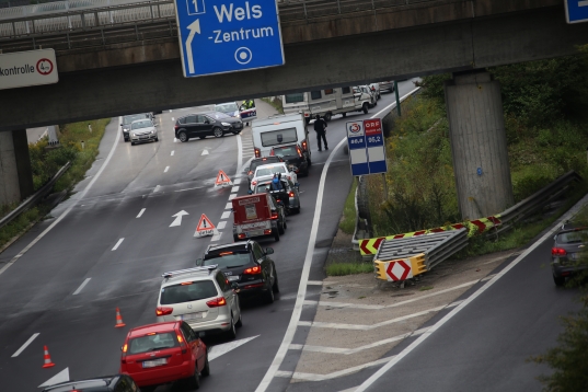 Staus nach LKW-Unfall auf der A8 mit Sperre des Tunnels Noitzmühle