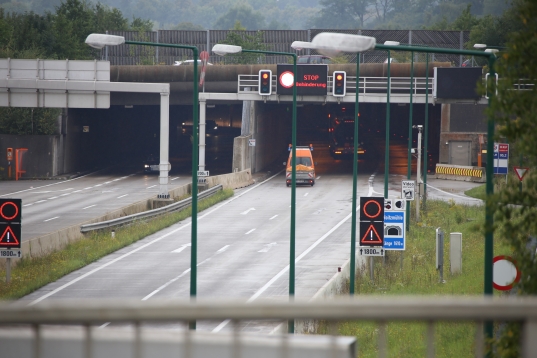 Staus nach LKW-Unfall auf der A8 mit Sperre des Tunnels Noitzmühle