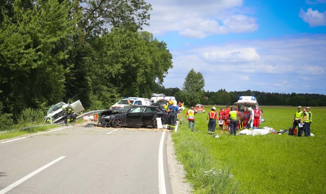 Frontalcrash zwischen zwei PKW in Braunau am Inn fordert mehrere teils Schwerverletzte