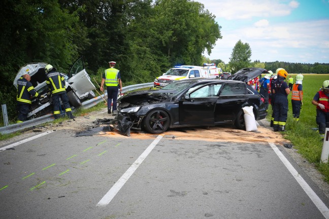 Frontalcrash zwischen zwei PKW in Braunau am Inn fordert mehrere teils Schwerverletzte