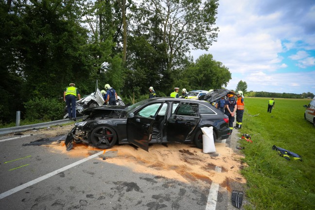 Frontalcrash zwischen zwei PKW in Braunau am Inn fordert mehrere teils Schwerverletzte