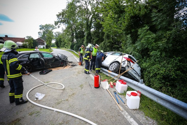 Frontalcrash zwischen zwei PKW in Braunau am Inn fordert mehrere teils Schwerverletzte