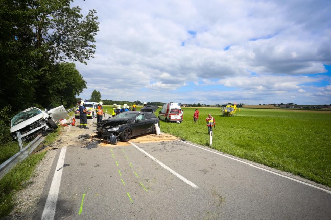 Frontalcrash zwischen zwei PKW in Braunau am Inn fordert mehrere teils Schwerverletzte