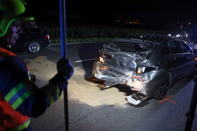 Sattelzugmaschine kracht auf Wiener Straße bei Marchtrenk in Heck eines PKW