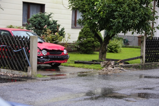 Gartenzäune bei Verkehrsunfall in Edt bei Lambach schwer beschädigt