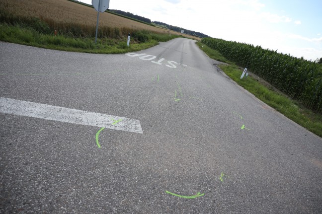 Heftiger Auffahrunfall in einem Kreuzungsbereich in Sipbachzell fordert zwei Verletzte