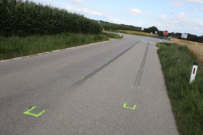 Heftiger Auffahrunfall in einem Kreuzungsbereich in Sipbachzell fordert zwei Verletzte