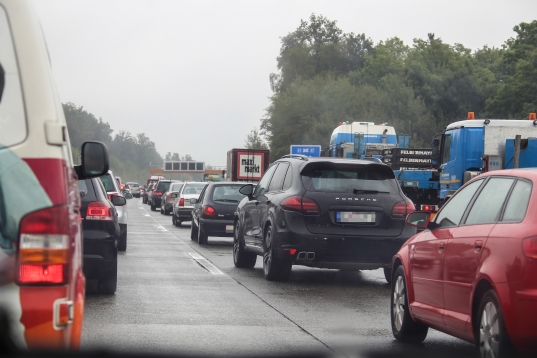 Verkehrsunfall auf der Westautobahn bei Pucking - Rettungsgasse funktionierte nicht