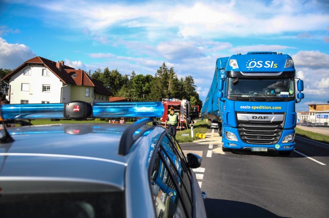 Straensperre bei Marchtrenk: Sattelauflieger durch umgestrzte Ladung schwer beschdigt