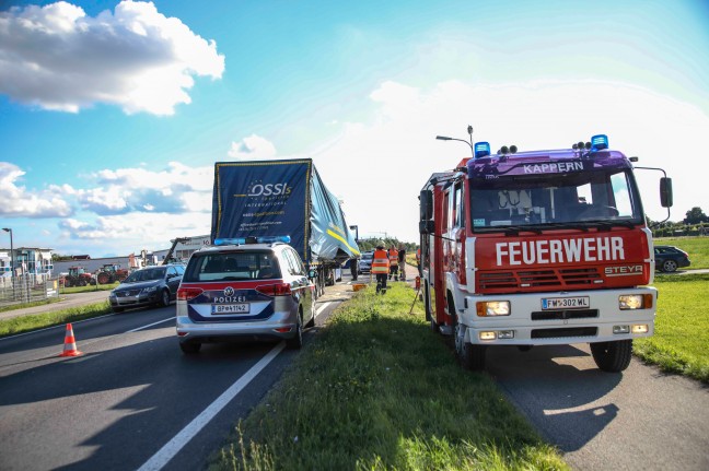 Straensperre bei Marchtrenk: Sattelauflieger durch umgestrzte Ladung schwer beschdigt