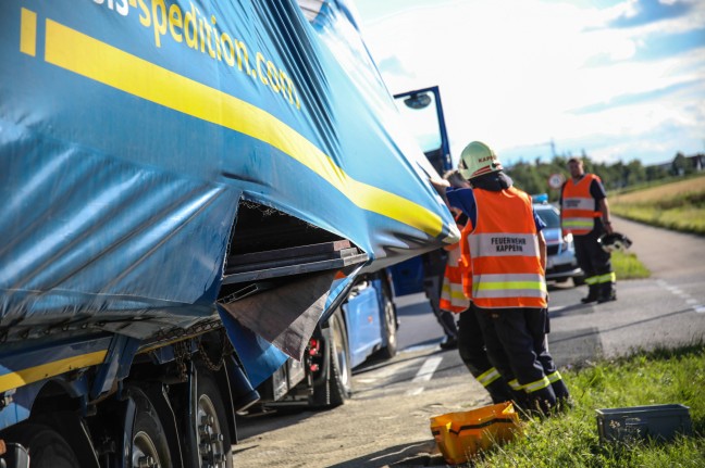 Straensperre bei Marchtrenk: Sattelauflieger durch umgestrzte Ladung schwer beschdigt