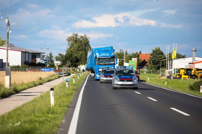 Straensperre bei Marchtrenk: Sattelauflieger durch umgestrzte Ladung schwer beschdigt